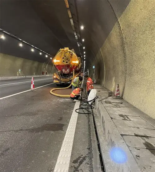 湘西隧道排水渠清淤